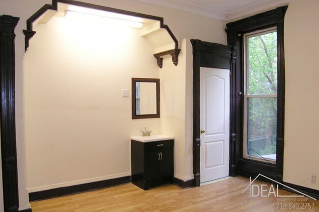 Building Photo - 309 Hart St
