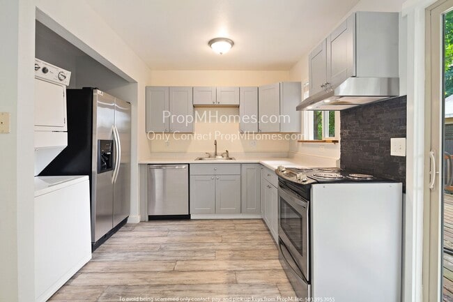 Building Photo - Updated Two Bedroom Duplex in SE!