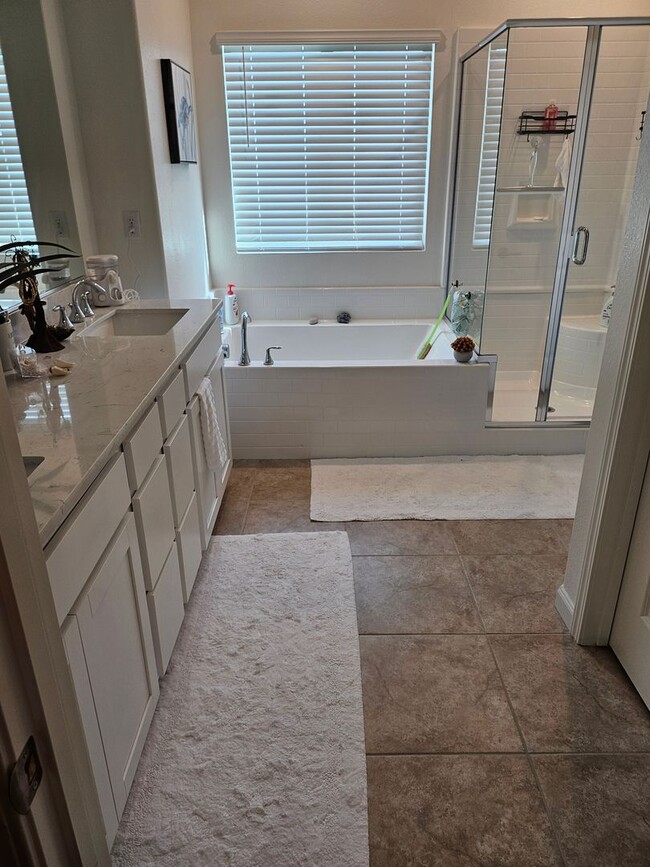 Building Photo - LARGE NEWLY BUILT 5 BEDROOM 3 BATHROOM