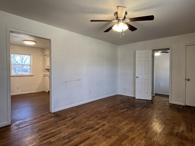 Foto del edificio - 4-Bedroom Home with Spacious Fenced Yard