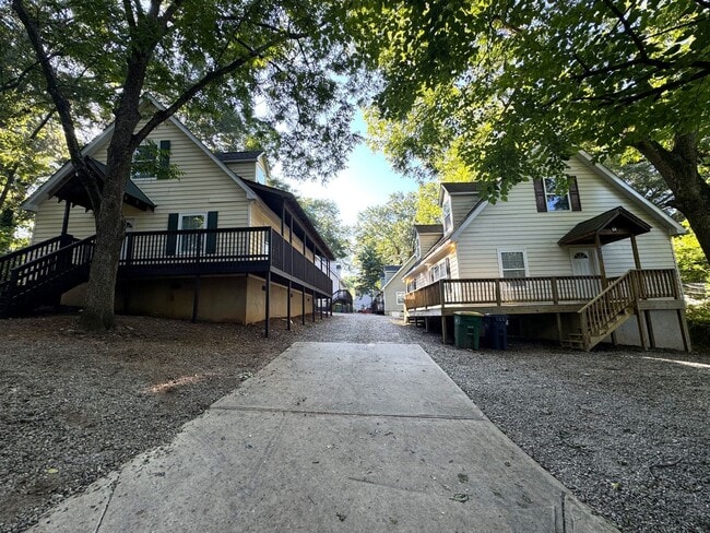 Building Photo - 4br House FOR RENT - less than 1 mile from...