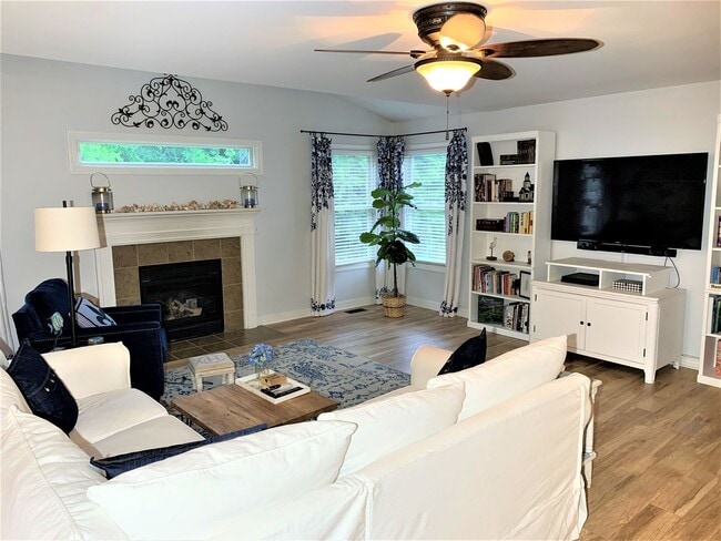 Building Photo - Gorgeous East End Home!