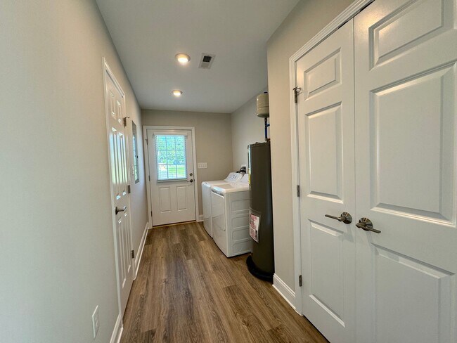 Foto del edificio - Brand New Spacious 3 Bedroom, 2 Bathroom H...