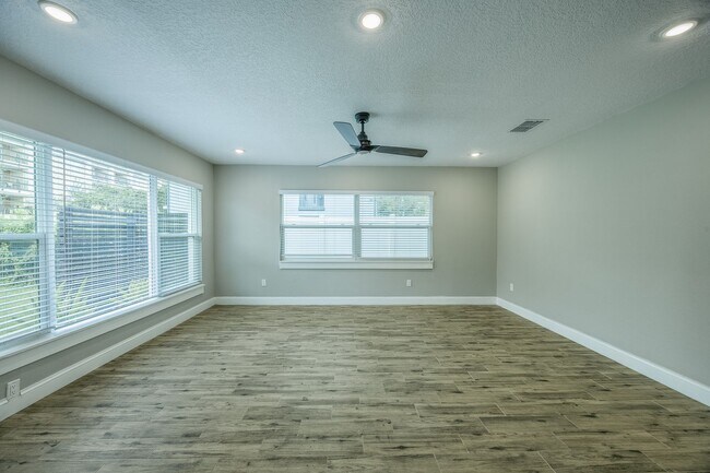Building Photo - Contemporary 3-Bed, 2-Bath Home for Rent i...