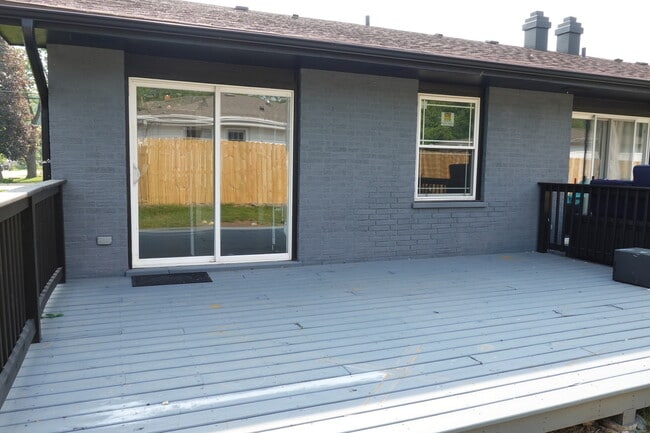 Building Photo - 254 N Slusser St