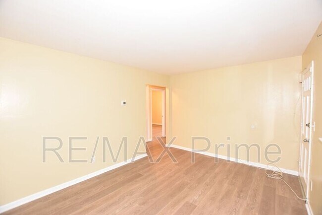 Foto del edificio - 9220 Rippard Ave