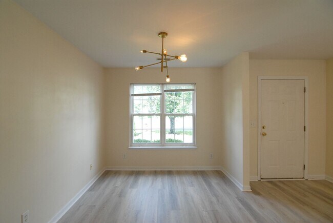 Building Photo - Spacious 4 bedroom 2.5 bath with 2 car gar...