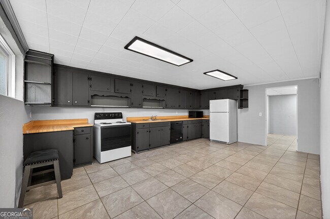 Building Photo - 3460 Maynard Cir