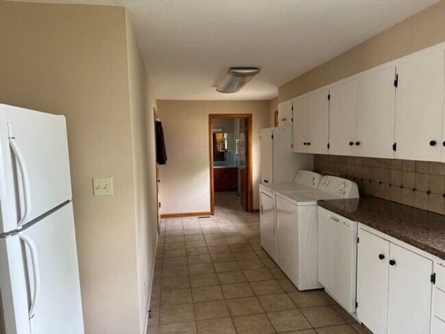 Building Photo - 3 Bedroom House w/2 Bath, 2 Car Garage, St...