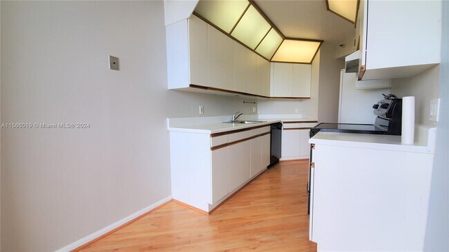 Foto del edificio - 3610 Yacht Club Dr