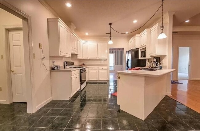 Building Photo - 2 Lake Laurie Dr