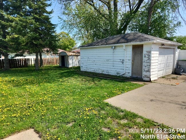 Building Photo - 5860 N 81st St