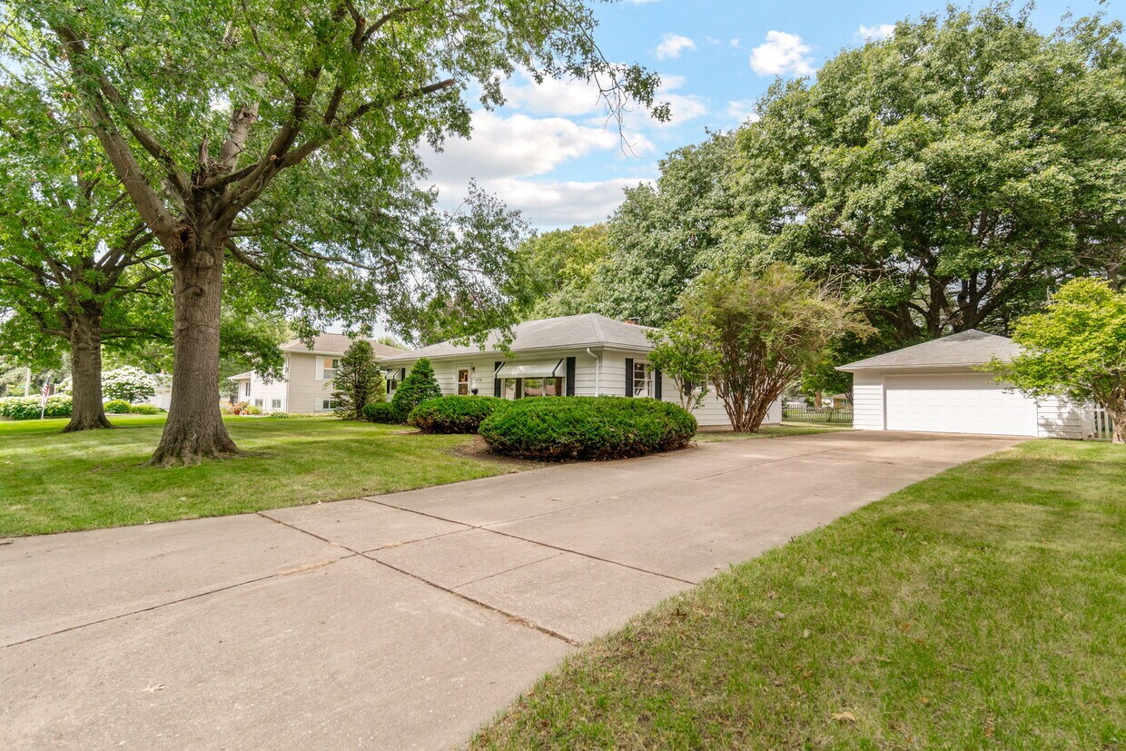 Foto principal - 1238 S Hill Dr