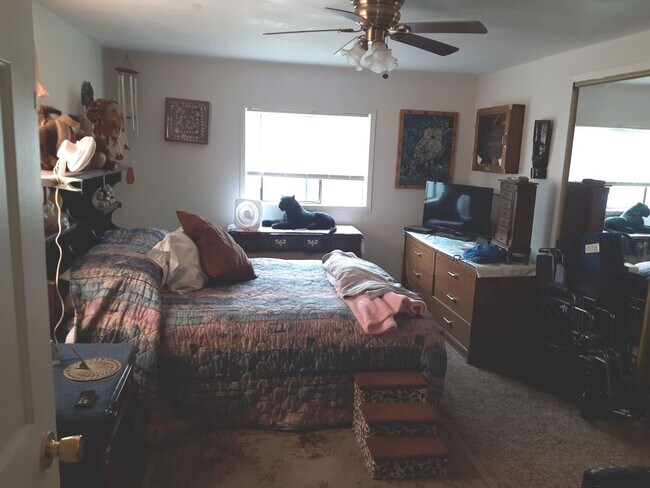 Building Photo - Cozy Home
