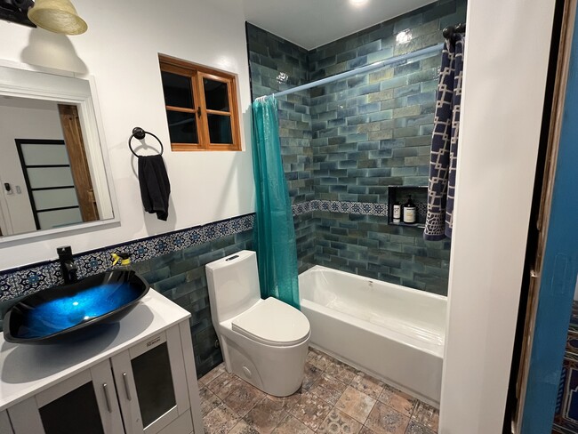 Baño mágico con azulejos azules españoles - 23733 Tiara St