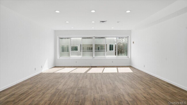 Foto del edificio - 100 Cutter Mill Rd