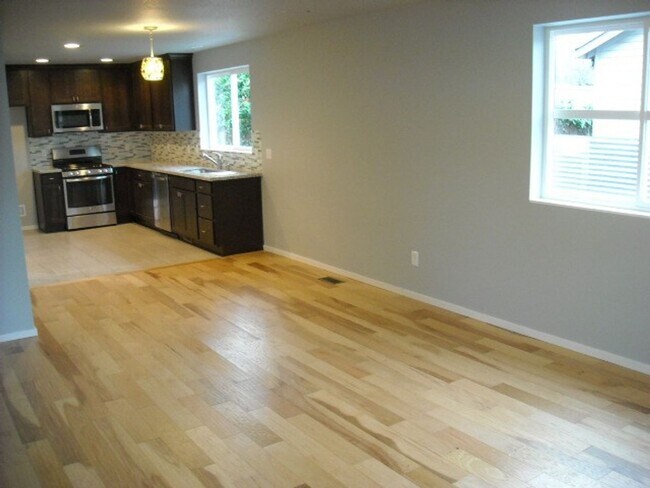 Foto del edificio - Charming SE Bungalow 3 Bed 2 Bathroom with Washer & Dryer