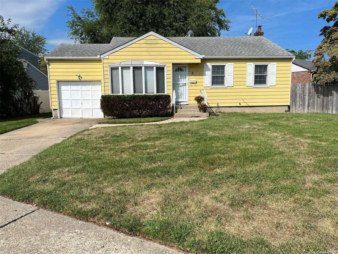 5 W Gate, Plainview, NY 11803 House Rental in Plainview, NY