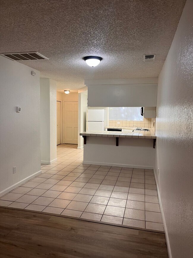 Foto del edificio - Spacious 2 Story - 2bedroom 1 1/2 bath con...