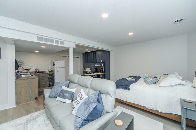 Blue Bird Studio - 1012 1st St SW