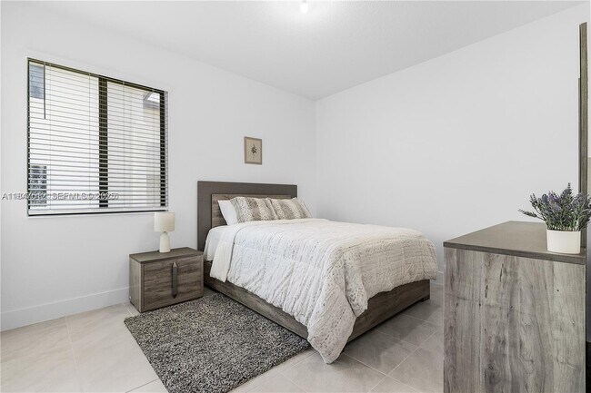 Foto del edificio - 5061 Penella Ave