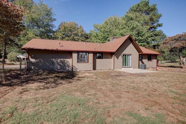 Building Photo - Beautiful Renovated Ranch Home