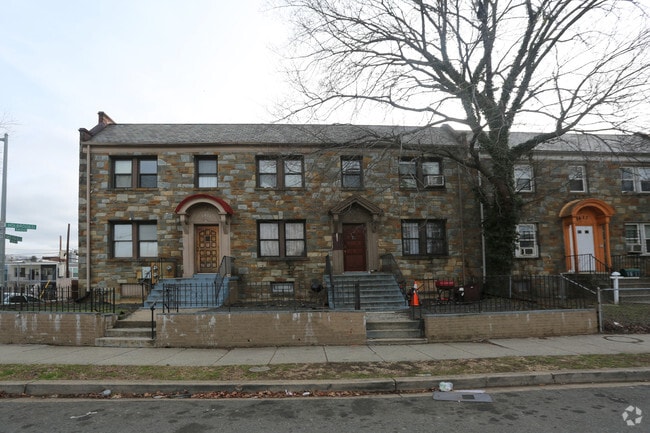 Building Photo - 1621-1623 Holbrook St NE