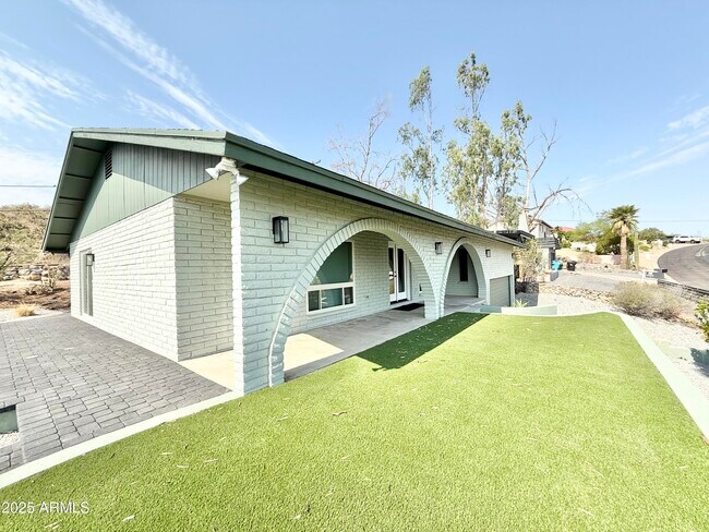 Building Photo - 1701 E Camino del Santo