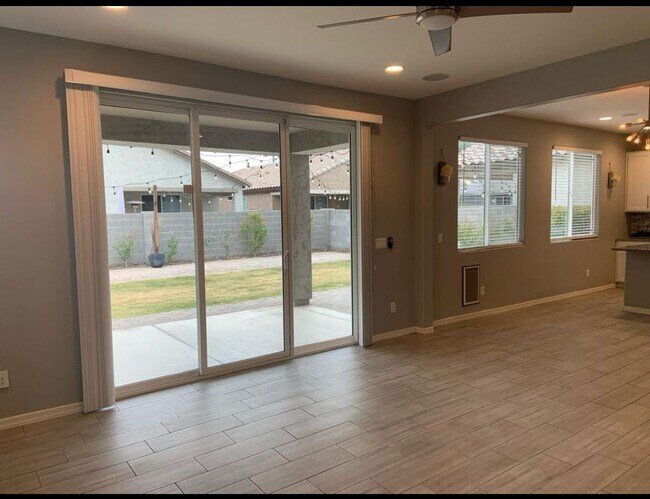 Foto del edificio - 2217 W Betty Elyse Ln