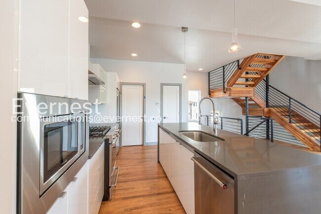 Foto del edificio - Spacious Home with 2-Car Garage and Balcony / 2 Beds & 2.5 Bath / Voucher Accepted / Pet-friendly...