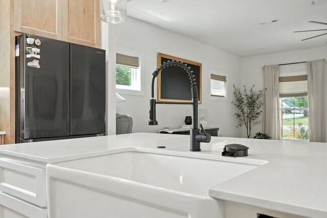 Foto del edificio - Modern Rose District Bungalow with Premium Finishes