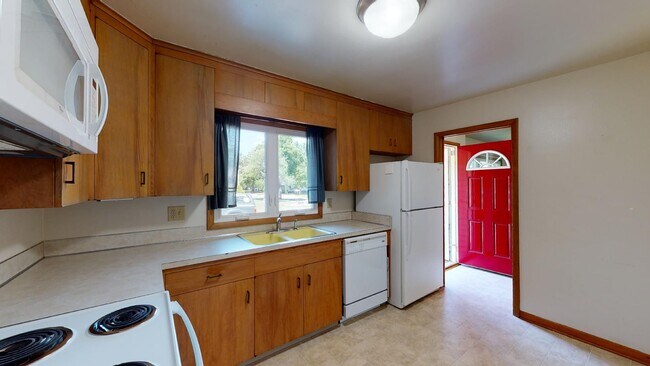 Building Photo - Great Duplex on Campus