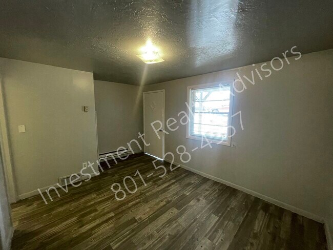 Building Photo - Studio Apartment in Tooele!