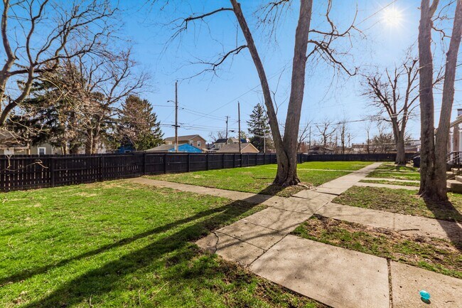 Building Photo - 958-976-976 S Champion Ave