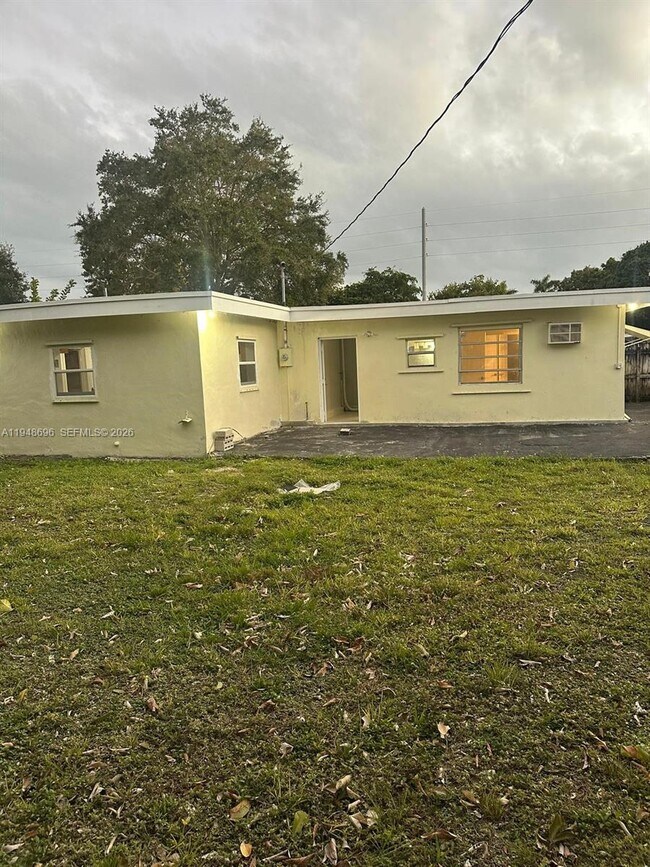 Building Photo - 1705 NE 157th Ter