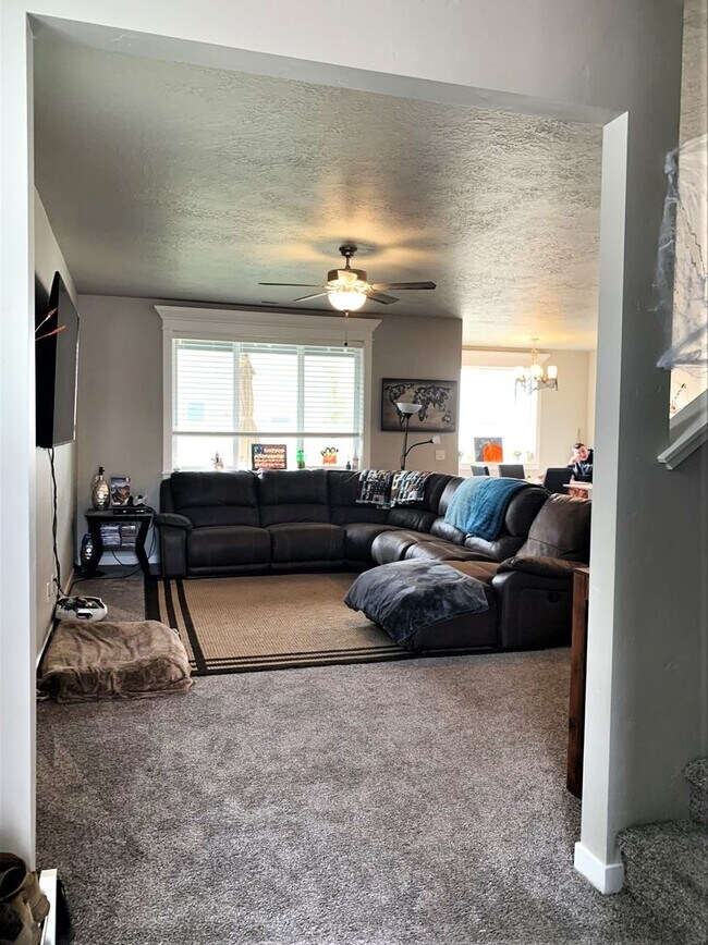 Building Photo - Newer 4 bed 2.5 bath home off Overland and...