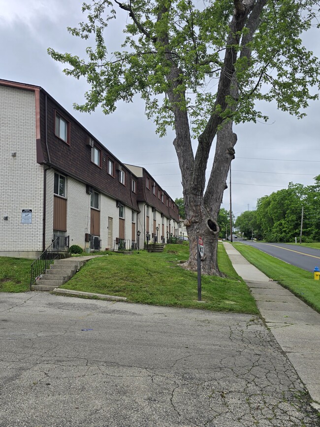 Building Photo - 4644 Burkhardt Ave