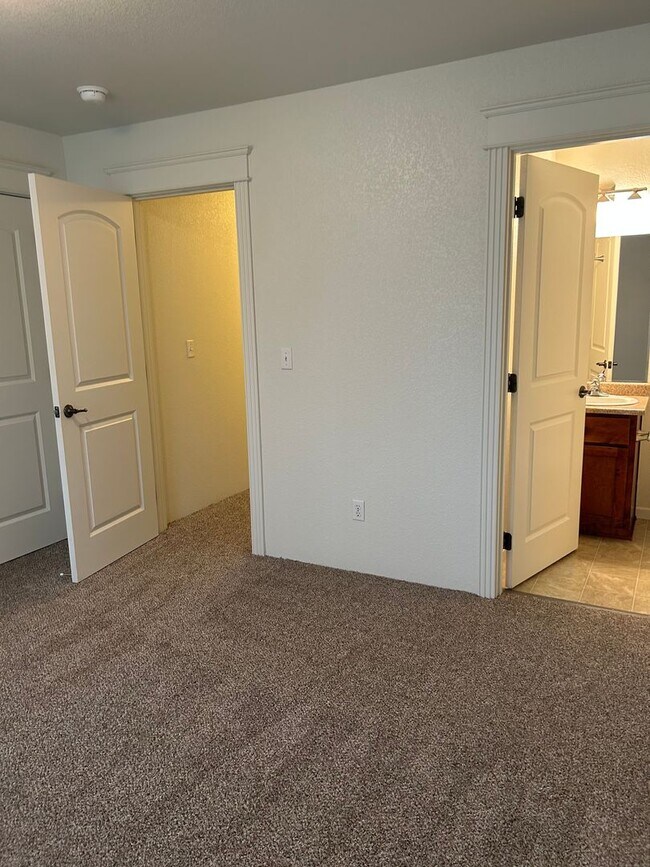 Building Photo - 3 Bedroom 2.5 Bath Duplex