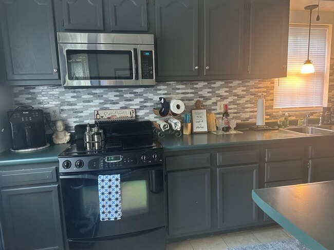 Building Photo - 1857 Division Rd