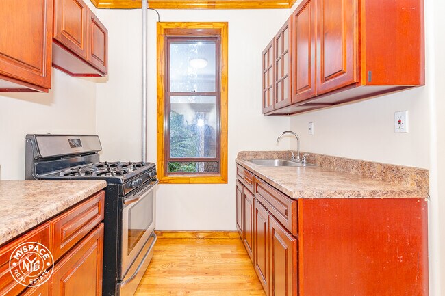 Foto del edificio - 81 Crooke Ave