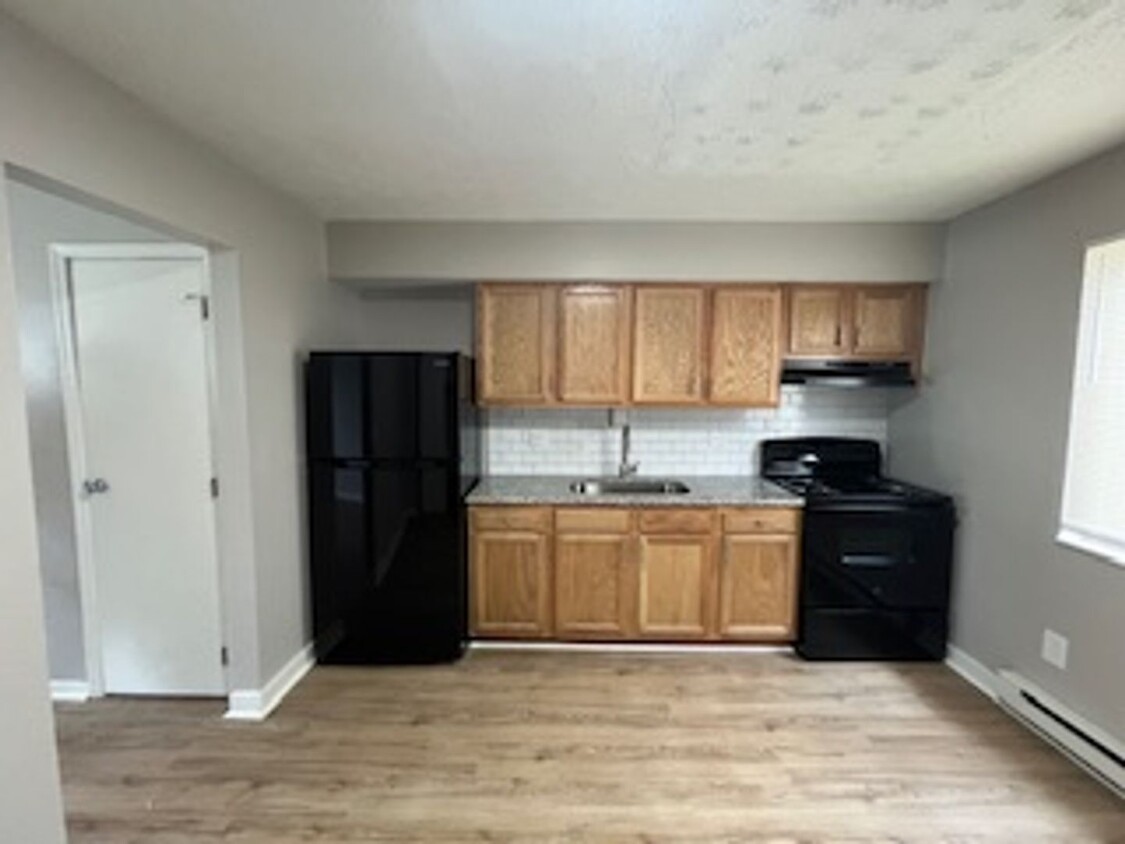 Foto principal - Newly Updated 2 BR/ 1 BA townhome MOVE-IN ...