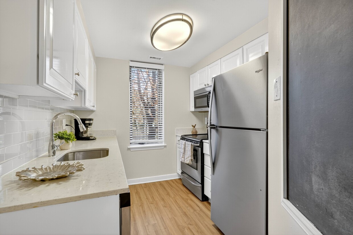 Primary Photo - The Saratoga Apartments