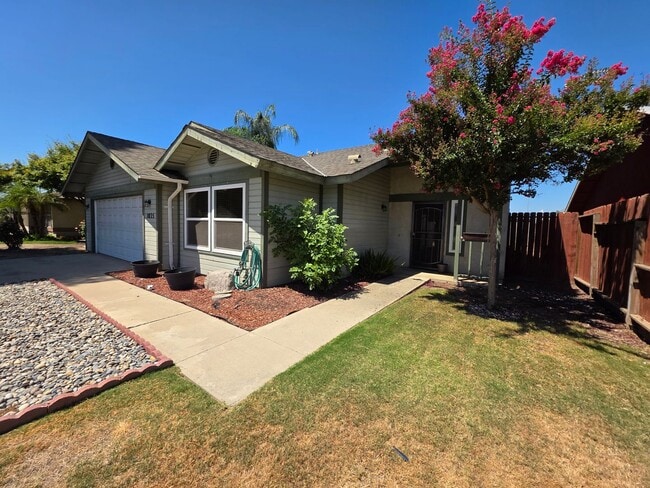 Building Photo - 3 Bedroom 2 Bathroom in SE Visalia