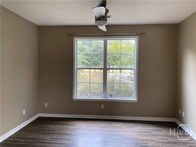 Building Photo - 10 Bushwood Dr