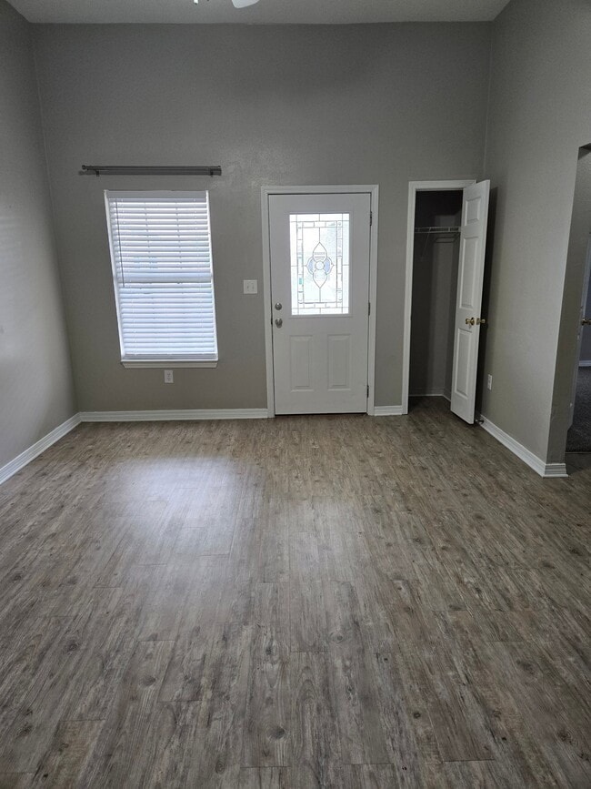 Building Photo - 15127 Deer Creek Dr