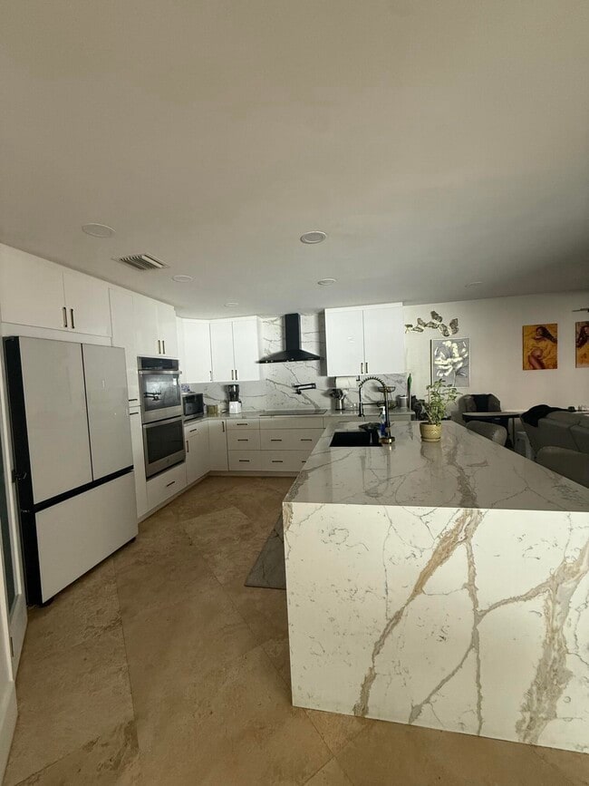 Foto del edificio - 6000 Adriatic Way