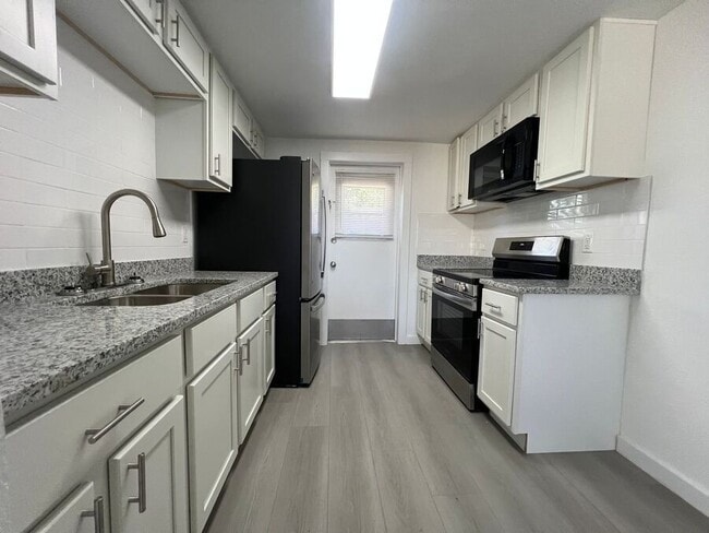 Building Photo - 9406 Goldenrod Rd