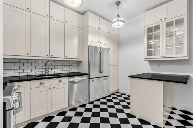 Building Photo - 112 W 72nd St
