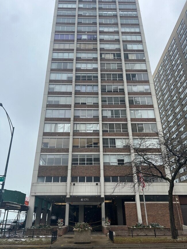 Building Photo - 6171 N Sheridan Rd