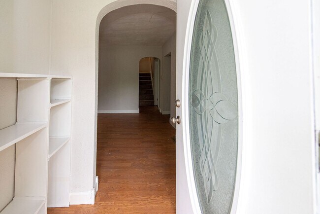 Foto del edificio - COLERAIN- 2+ BED/1+ BATH W/ LARGE YARD